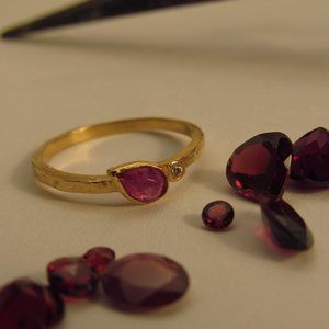 Ruby ring. 14K yellow gold with Ruby and diamond.